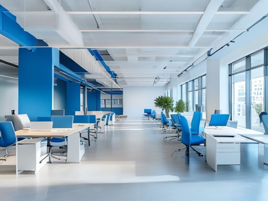 Helder kantoor met goed verlichte werkplekken en ergonomische stoelen