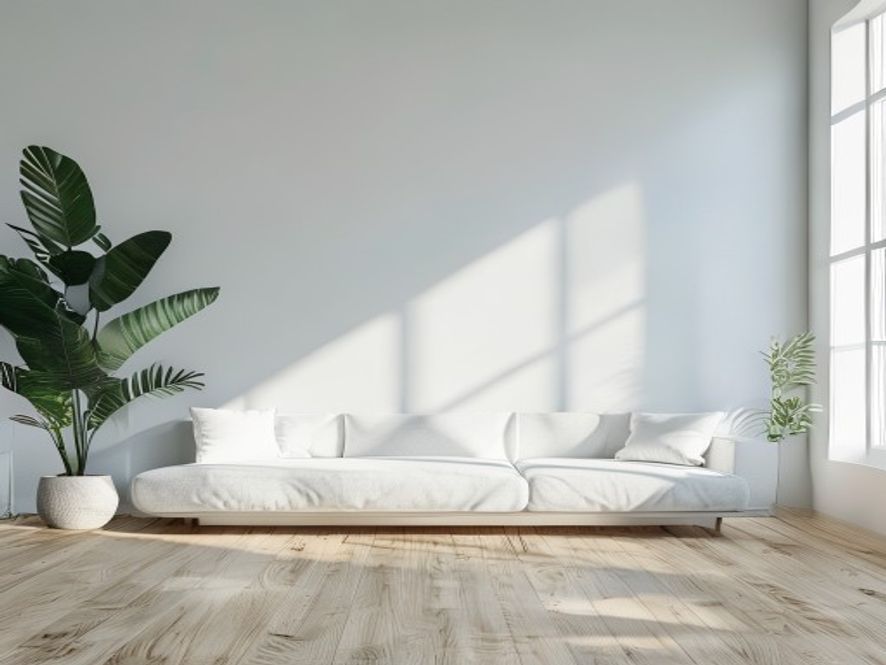 Kantoor met teamleden aan ergonomische werkplekken met natuurlijk licht